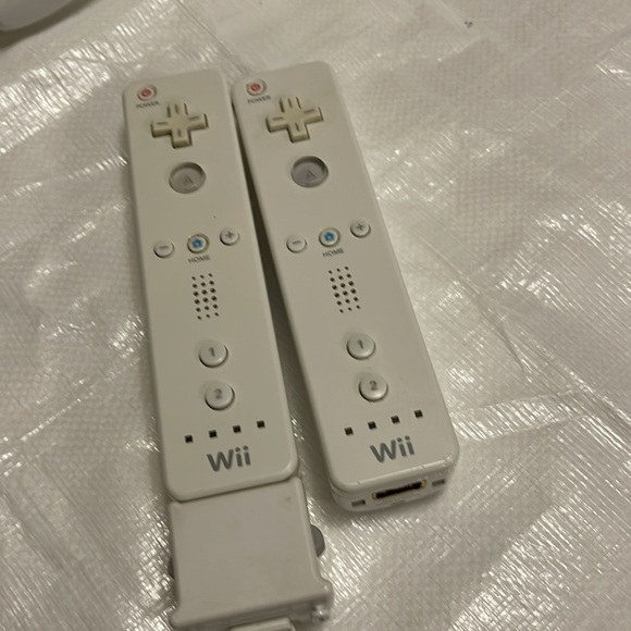 Wii controllers - Picture 4 of 6